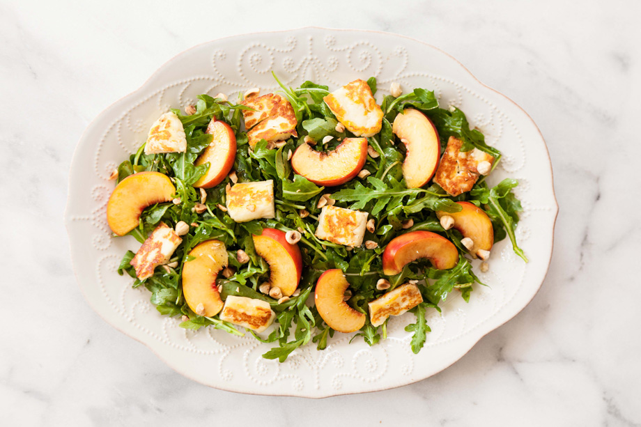 Салат с персиками и сыром халуми